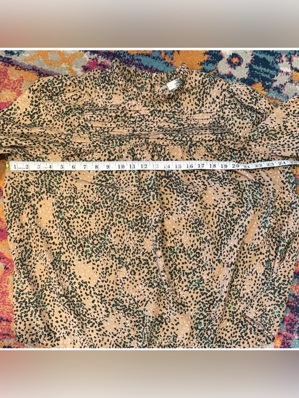 entro Beige and Green Animal Print Pintuck Mock Neck Blouse Size Large - Picture 4 of 7